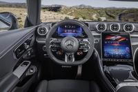コックピットでは、下部が平らになったステアリングホイールや多くの赤いトップステッチ、カーボンのインレイが目を引く。ディスプレイの表示には、AMG専用の特別なビジュアルエレメントが採用されている。