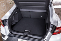 後席を使用する通常時の荷室容量は「E-TECHハイブリッド」の33リッター増しとなる513リッター。フロアボードは２段階の調整式で、上段にセット（写真）すると前方に倒した後席背もたれと床面がほぼフラットになる。