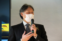 報道陣にあいさつする、「ロータス東京 原宿ショールーム」の責任者を務める小松 誠氏。