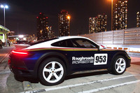 パリダカの優勝車をほうふつさせるエクステリアや特別仕立てのインテリアが特徴の「ラリーデザインパッケージ」は、390万3000円のオプションアイテム。「953」のゼッケンとともにボディーサイドを飾る文字をよくよく見れば、ラリーマシンに入っていた「Rothmans」のロゴではなく、よく似た書体の「Roughroads」でした。