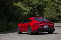 リアは、大きくふくらんだフェンダーと、あえて横幅を狭めたダックテールスポイラーとで踏ん張り感が強調されている。