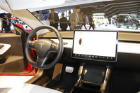 「テスラ・モデル3」のダッシュボード。欧州プレミアムブランドの最新EVを見た後の目には、極めて簡素に映る。