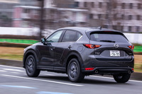 WLTCモードの燃費値は12.2km/リッター。最新モデルにはさらなるNVH対策も施され、走行中の騒音が抑え込まれている。