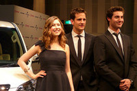 左から、ヘイリー・ウェステンラ、ドミニク・タイ、オリヴァー・ベインズ。ヘイリー・ウェステンラさんは、ニュージーランド出身のアーティスト。日本では、ドラマの主題歌として「アメイジング・グレイス」が起用され注目された。