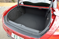 キャビンの背後にはクーペモデルらしからぬ容量のトランクが用意される（標準車のVDA方式による容量は321リッター）。