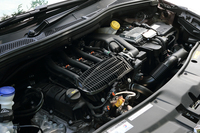 最高出力82psを発生する1.2リッター3気筒エンジン。停車時の無駄な燃料消費を防ぐ、アイドリングストップ機構を備えている。
    