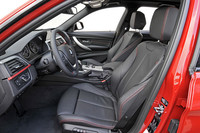 「スポーツ」のインテリア。ホイールベースが50mm延びたおかげで、前席の足元スペースは15mm拡大されている。