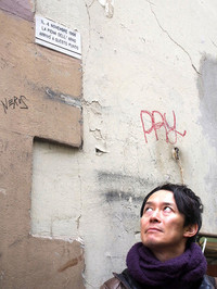 フィレンツェ旧市街では小さな事物がいっぱい。これは、筆者の生まれ年と同じ1966年に発生したアルノ川大洪水の到達水位を示したタイル。