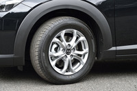 「XD」には215/60R16サイズのタイヤが装着される。