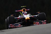 エアロマシンのレッドブルがスパで好走、かと思いきや、金曜日から上位に顔を出すことはなく、懸案のエンジントラブルでマーク・ウェバーはユニット交換を実施。予選ではセバスチャン・ベッテル（写真）がミスで8位、ウェバー9位と真ん中あたりのグリッド。レースでは2台で明暗が分かれ、ベッテルは追い上げて3位表彰台を獲得、ポイントを19点差にまで詰めた。ウェバーはピットアウト時のニアミスの責任を問われてドライブスルーペナルティを受け、9位無得点。（写真＝Red Bull Racing）