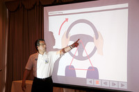 ステアリングを握る位置についても、なぜそうなのか理論的に教えてくれる。