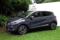 外装色が「ブルー マリーン フュメ＋カプチーノ メタリック」の「キャプチャー カンヌ」。