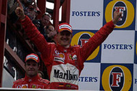 GPデビューの地（1991年）、そして初優勝の地（1992年）であるスパで前人未到の7度目のドライバーズタイトルを獲得したミハエル・シューマッハー（中央）。5年連続のタイトル奪取は、5回ワールドチャンピオンになったファン・マニュエル・ファンジオの4年連続（1954-1957年）を抜く、新たな記録となった。（写真＝フェラーリ）