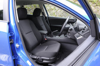 「20C-SKYACTIV」のノーマルクロスシート。「20S-SKYACTIV」のシートは、サイドサポートが張り出したスポーツクロスシートとなる。いずれもブラックのみ。