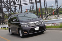 【テスト車ヴェルファイアのオプション装備】
インテリジェントパーキングアシスト＋ワイドビューフロント＆サイドモニター＝8万1900円／プリクラッシュセーフティシステム＋レーダークルーズコントロール＋レーンキーピングアシスト＝32万8650円／HDDナビゲーションシステム＆トヨタプレミアムサウンドシステム＋音声ガイダンス機能付きカラーバックガイドモニター＋ETCユニット＝69万4050円／G-BOOK mX Pro専用DCM＋盗難防止システムオートアラーム＝6万6150円