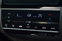 エアコンの温度・風量調節スイッチは、新型「フィット」ではタッチパネル式になっている。
    