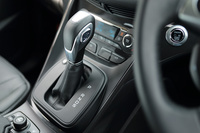 トランスミッションはトルコン式の6段AT。手動での変速は、シフトセレクター上部のスイッチで行う。