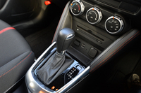 トランスミッションは6段ATのほか、ディーゼル車には6段MT、「13C」を除くガソリン車には5段MTも用意されている。
    