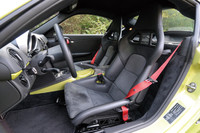 シートは、座面と背もたれにアルカンターラが用いられた「スポーツバケットシート」。12kgの軽量化に貢献する。