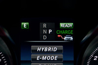 マルチインフォメーションディスプレイの上部には、EVモードでの走行可能距離や、充電の状況などが表示される。