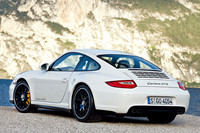 「911カレラGTS」のリアビュー。「スポーツエグゾーストシステム」が標準装備される。排気管のマフラー部分とテールパイプの間がブラック塗装され、排気管はポリッシュ仕上げとなっている。