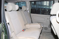 2列目に備わるロールサンシェードは全グレードで標準装備。ヘッドレスト両端は前に倒すことができる「リラックスモード」付き。