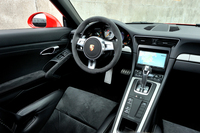 内装は黒を基調にまとめられ、ステアリングなど随所にアルカンターラが用いられる。