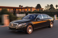 2013年に消滅したプレミアムブランドの「マイバッハ」は、メルセデス・ベンツの傘下に入り「メルセデス-マイバッハ」として復活する。写真は「メルセデス-マイバッハS600」。
    