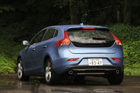 「V40 D4 SE」のリアビュー。
    