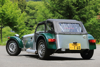 スズキ製のエンジンを搭載した「ケータハム・セブン160」。排気量660cc、全長×全幅×全高＝3100×1470×1090mmということで、“黄色ナンバー”で走らせることができる。
    