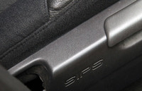 シート脇には、ボルボの側面衝突安全システム「SIPS」が採用されていることを示すサインが。