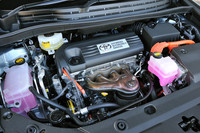 エンジンは、「プリウス」よりも排気量が600cc大きい、2.4リッター直4を搭載する。システム最高出力は190ps。このハイブリッドシステムは「レクサスHS250h」と共通だ。
