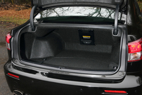 リアシートの可倒機構はないが、荷室にはアームレストスルー機構を備えており、長尺物を積みこむことができる。