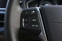 「全車速追従機能付きアダプティブ・クルーズ・コントロール」のスイッチは、ステアリングホイールの左側スポーク部に集約されている。
    