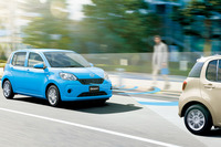 運転支援システムについては、単眼カメラと赤外線レーザー、ソナーなどをセンサーに用いた「スマートアシストII」を採用。「ダイハツ・ブーン」「トヨタ・パッソ」ともに上級グレードには標準装備される。