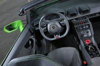 「ウラカン スパイダー」は2015年9月のフランクフルトショーでワールドデビューを果たした。