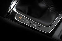 シフトノブの左脇に設けられたドライブモードセレクト機能の操作スイッチ。現在選択している走行モードについては、インフォテインメントシステムのモニターで確認できる。