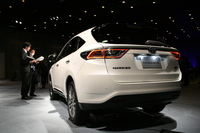 「ハリアーPREMIUM」（ハイブリッド車）。ボディカラーはメーカーオプションの「ホワイトパールクリスタルシャイン」。