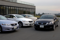 「レクサスGS」シリーズ揃い踏み。写真左右端がハイブリッドモデルで、ホイールデザインやエンブレムの色（Lにブルーのフチ取り）が特徴。