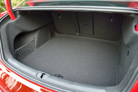 390リッターの広さを持つトランクルーム。後席はアームレストスルー機構付きの分割可倒式となっている。