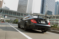 【テスト車のオプション装備】
ボディーカラー（designoマグノナイトブラック）＝35万円／エクスクルーシブパッケージ＜マットブラックペイント19インチAMG10スポークアルミホイール（鍛造）＋AMGカーボンエクステリアパッケージ（フロントスプリッター／ドアミラー／リアディフューザー／トランクリッドスポイラーリップ／サイドスカートリップにカーボンを装着）＋harman/kardonロジック7サラウンドサウンドシステム＋AMGカーボンインテリアトリム＞＝120万円／AMGエアロダイナミクスパッケージ＜カーボンフロントフリック＋アジャスタブルリアウイングスポイラー＋大型フロントスプリッター＞＝100万円／AMGトラックパッケージ＜専用ハイパフォーマンスタイヤ＋ディファレンシャルクーラー＞＝70万円／AMGパフォーマンスメディア＝25万円