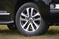 「ZX」に採用される新デザインの20インチアルミホイール。タイヤサイズは285/50R20で、ダンロップのSUV用オールシーズンタイヤ「グラントレックPT2A」が装着されていた。