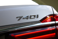 トランクフードに装着された「740i」のバッジ。
