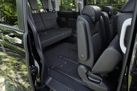 スライド時に2列目シートの座面が持ち上がる機構により、3列目シートへ簡単にアクセスできる。