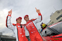 勝利を喜ぶ、No.23 MOTUL AUTECH GT-Rの本山 哲（写真左）とブノワ・トレルイエ。