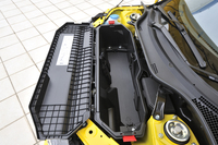 フロントのユーティリティーボックス（写真）は「S660」で唯一の、まとまったラゲッジスペース。ルーフオープン時には、折り畳んだロールトップの収納場所となる。
    