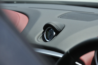 ダッシュボードの中央に装備された、アルミのリムと青い文字盤が特徴の「マセラティ デザイン クロック」。
    