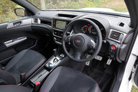 運転席まわりの様子。tuned by STIの専用装備として、本革巻きのMOMO製ステアリングホイールやSTIロゴ入りシフトレバーが備わる。