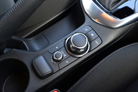 「MAZDA CONNECT（マツダコネクト）」と呼ばれるインフォテインメントシステムのコントローラー。センターコンソールの、ドライバー寄りの位置に備わる。
    