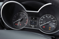 スカイアクティブ・エンジン搭載グレードは、メーターも専用品に。速度計とタコメーターの間には、運転のコーチング機能「i-DM（インテリジェントドライブマスター）」のモニターが備わる。